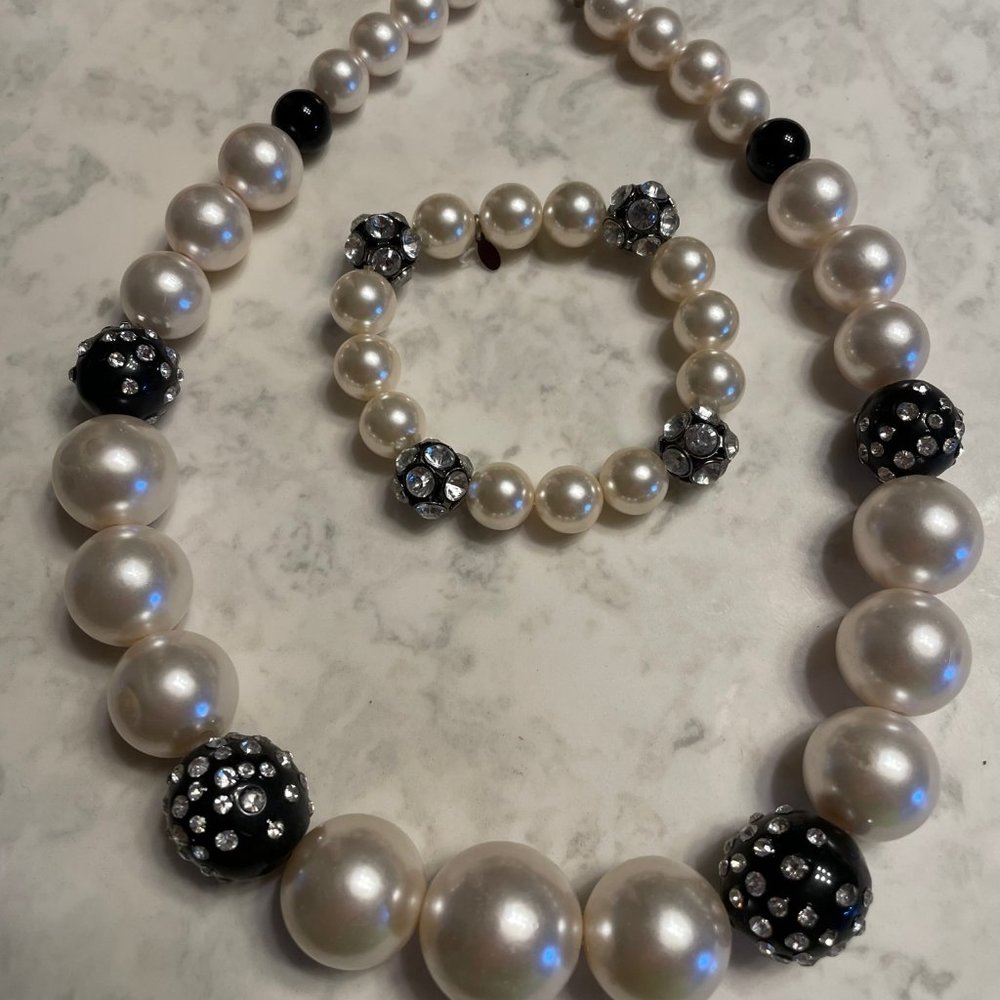 Roman necklace and bracelet set.